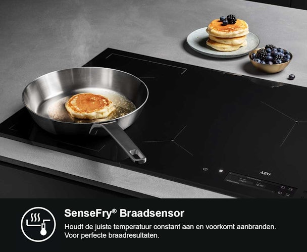 AEG inductiekookplaat met SenseFry braadsensor en pannenkoek in pan
