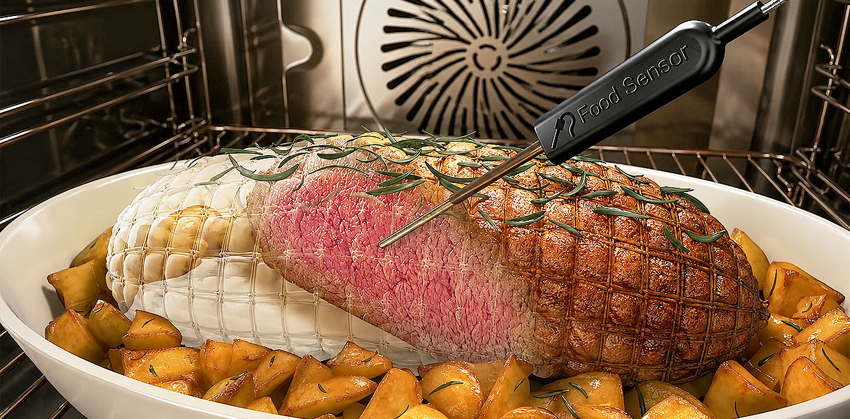 Kernthermometer meet de temperatuur in een rollade in de AEG stoomoven