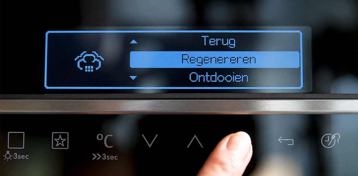 Display van AEG stoomoven met het programma Regenereren voor opwarmen met stoom