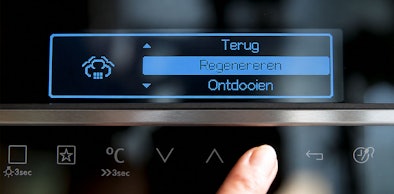 Display van AEG stoomoven met het programma Regenereren voor opwarmen met stoom