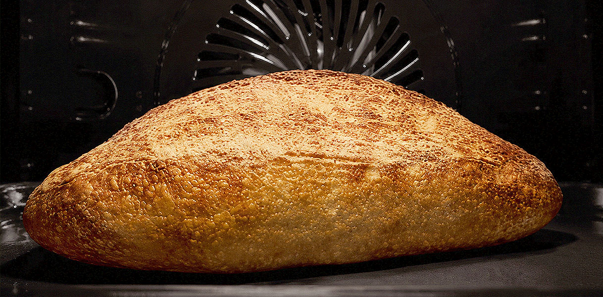 Brood met knapperige korst gebakken met de SteamBake stoomstoot in de AEG oven