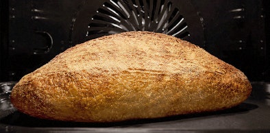 Brood met knapperige korst gebakken met de SteamBake stoomstoot in de AEG oven