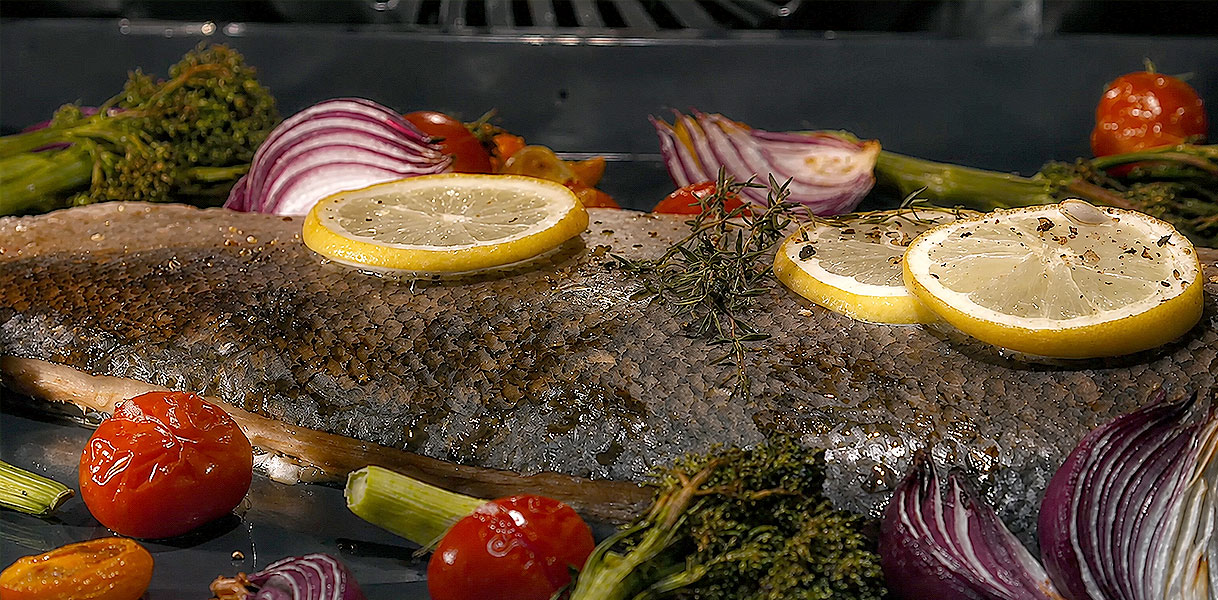 Vis met citroen en groenten sappig en krokant bereid met SteamCrisp in de AEG oven
