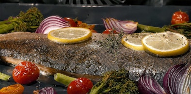 Vis met citroen en groenten sappig en krokant bereid met SteamCrisp in de AEG oven