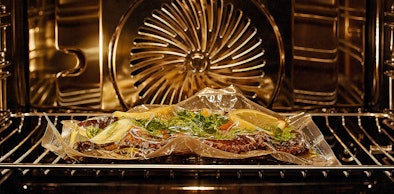 Vacuüm verpakte vis sous-vide garen met SteamPro in de AEG stoomoven