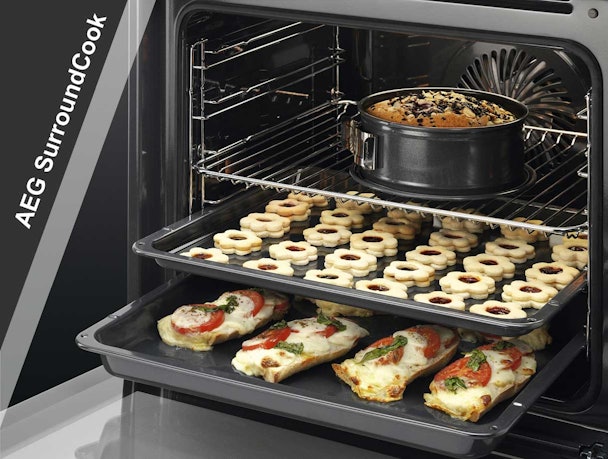 AEG oven met SurroundCook-technologie bakt meerdere gerechten gelijkmatig op drie niveaus