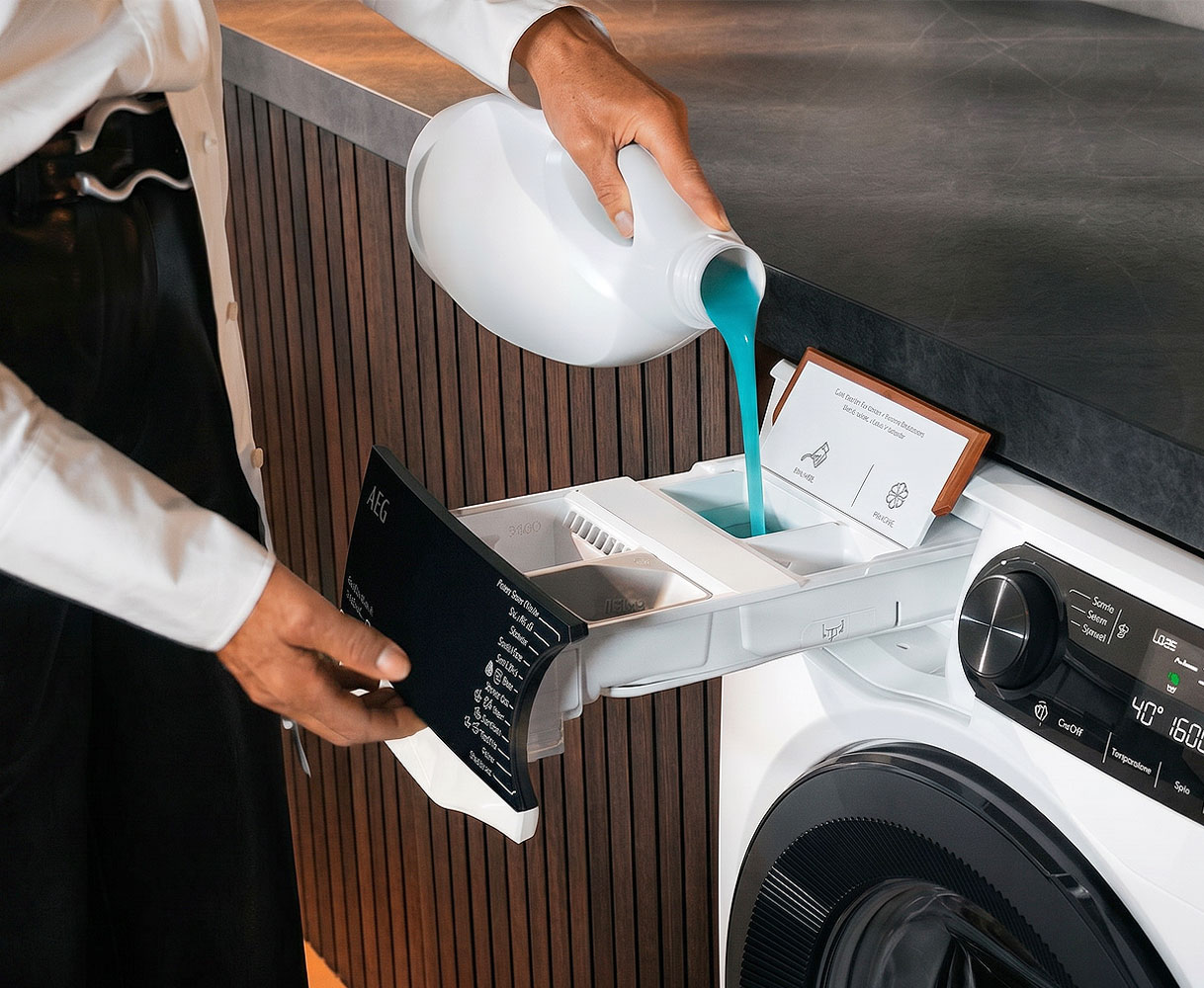 Wasmiddel gieten in de lade van een AEG 10 kg wasmachine met verschillende profielen