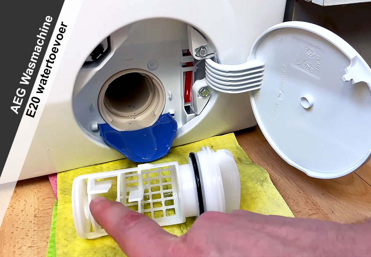 AEG wasmachine met geopend filter en zichtbaar afvoerfilter bij E20 afvoerprobleem
