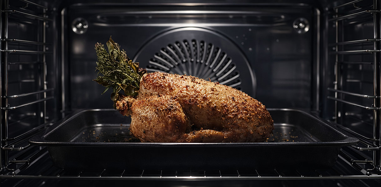 AEG zwarte magnetron met knapperig gebraden kip op rooster dankzij CombiQuick technologie