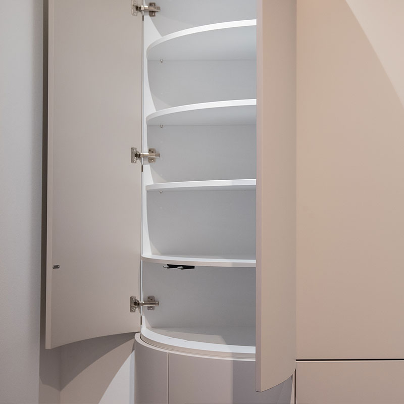 Afgeronde uiteinden van de kastenwand en bovenkasten.