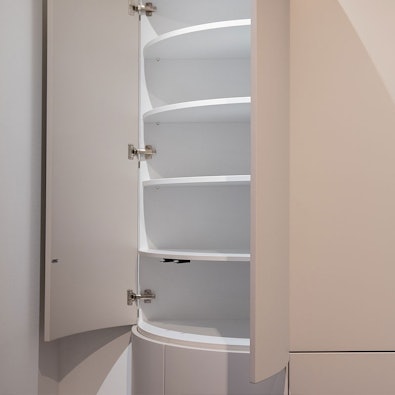 Afgeronde uiteinden van de kastenwand en bovenkasten.