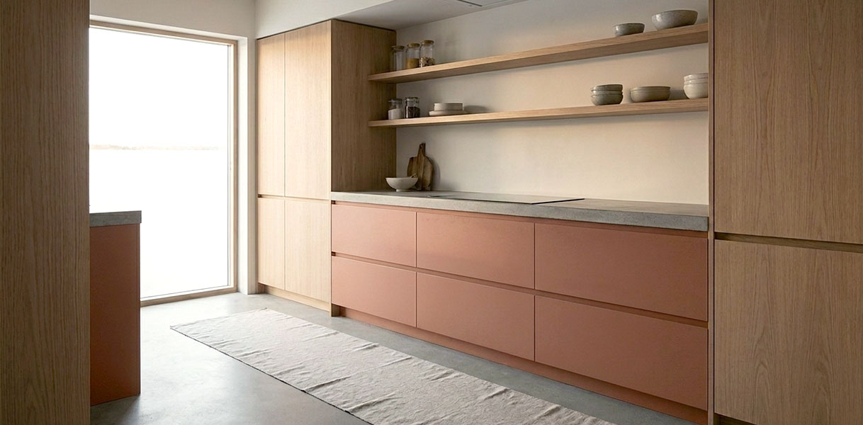 Rechte Japandi keuken met compacte opstelling en lichte hout- en terracottakleurige fronten