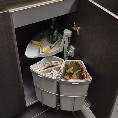 Uittrekbare afvalscheiding met draaiplateau voor schoonmaakspullen.