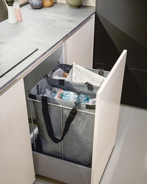 Afvalscheidingssysteem in onderkast keuken.