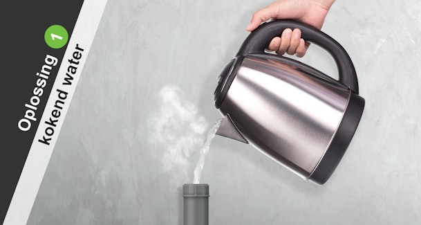 Oplossing 1: afvoer ontstoppen met kokend water.