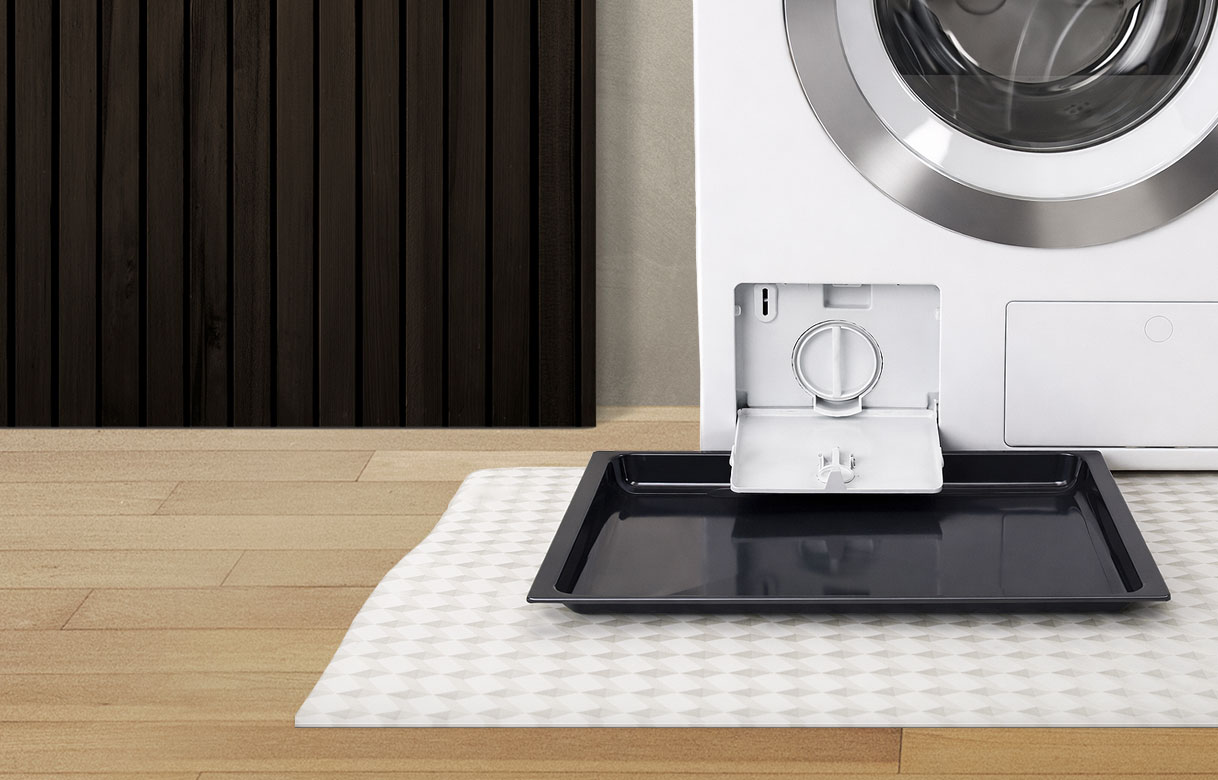 Open afvoerfilter van een wasmachine met opvangbak voor restwater