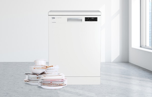 Vuile vaat voor een vrijstaande Beko afwasmachine