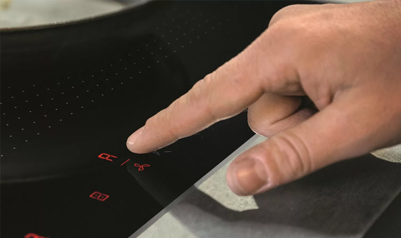 Als je de kookplaat inschakelt, wordt de afzuiging automatisch geactiveerd.