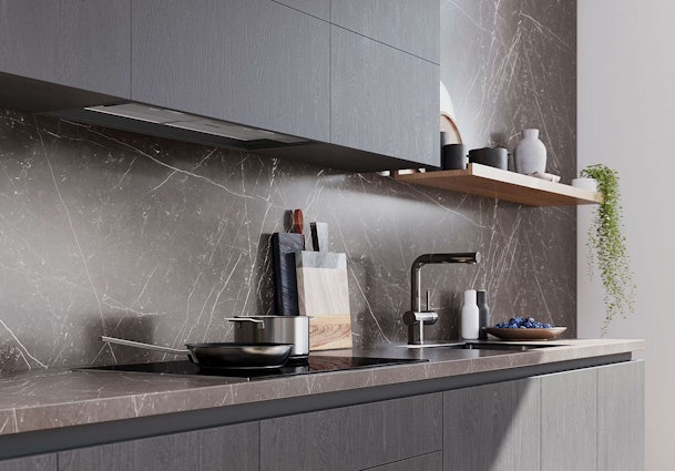 Inbouw afzuigkap van 80 cm verwerkt in een keukenkast boven een inductiekookplaat in een moderne keuken.