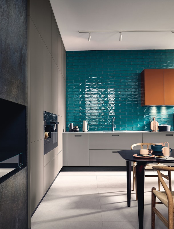 De kleuren agaatgrijs, cognac en petrol houden elkaar in balans.