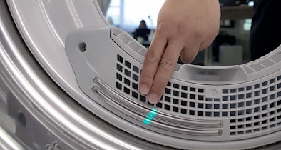 Hand bij LG droger trommel met Sensor Dry vochtmeting voor automatisch stoppen op de juiste drooggraad