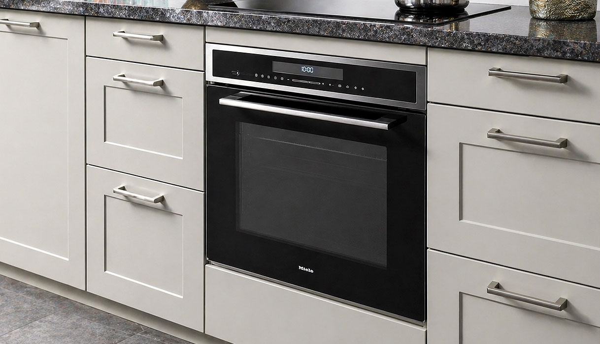 Miele inbouwoven op ooghoogte in rechte keuken van 5 meter