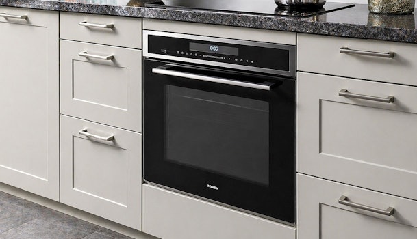 Miele inbouwoven op ooghoogte in rechte keuken van 5 meter