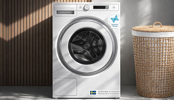 ASKO Logic voorlader wasmachine in moderne wasruimte met houten wand en wasmand