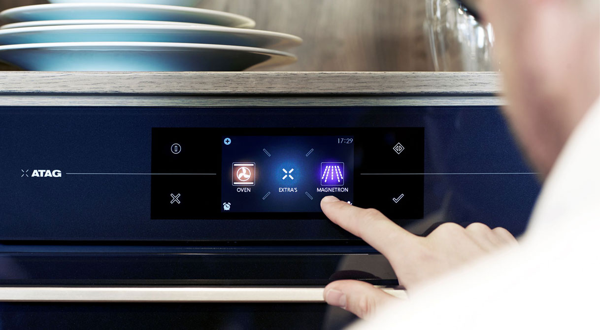 Bediening van een ATAG combimagnetron met touchscreen voor het kiezen tussen oven- en magnetronfuncties.
