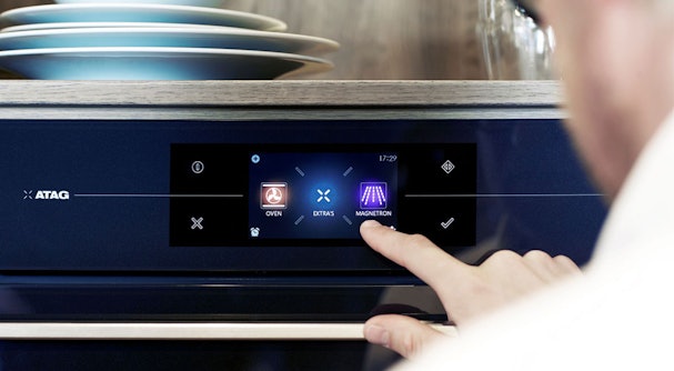 Bediening van een ATAG combimagnetron met touchscreen voor het kiezen tussen oven- en magnetronfuncties.