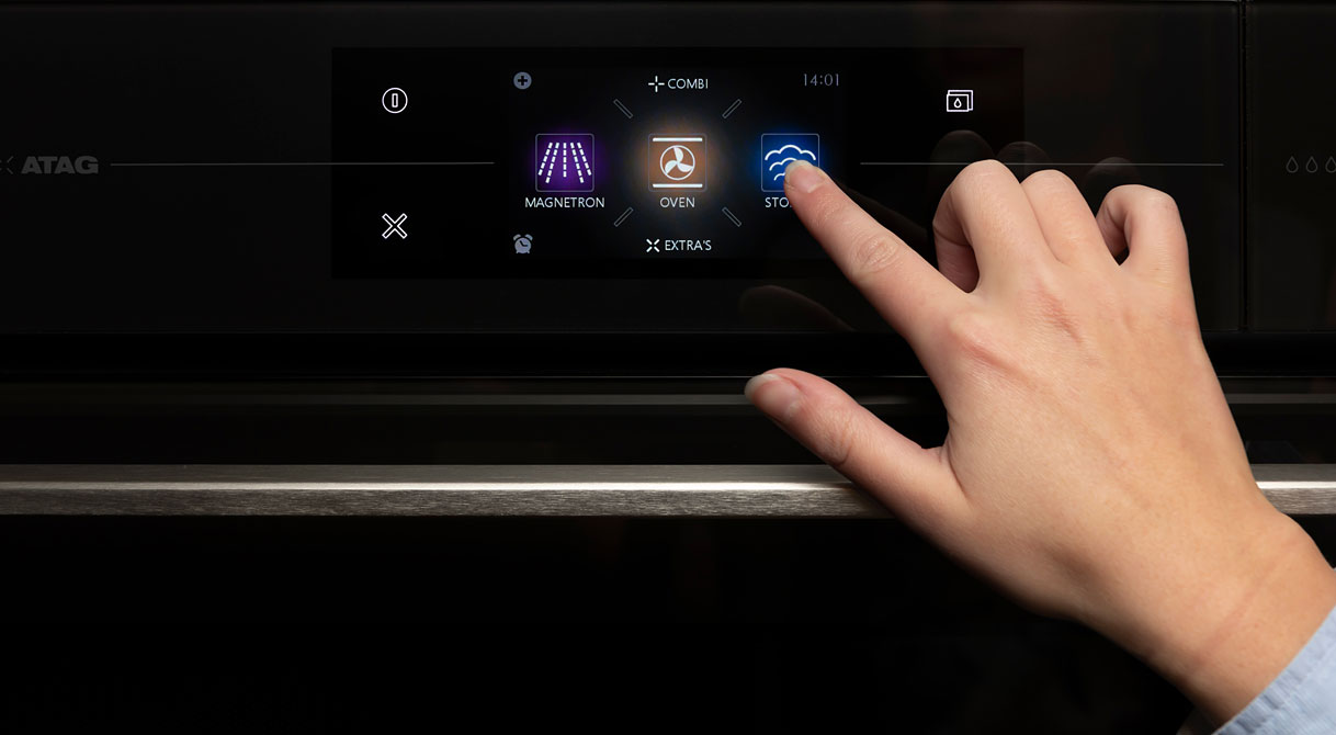 Bediening van een ATAG combimagnetron met stoom via het touchscreen met magnetron-, oven- en stoomfunctie.