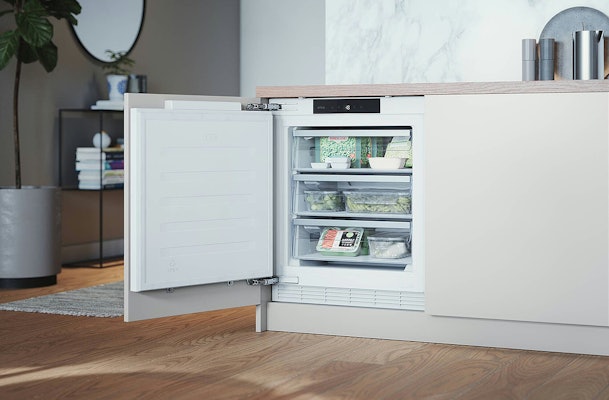 ATAG inbouw vriezer met open deur in een moderne keuken met houten fronten