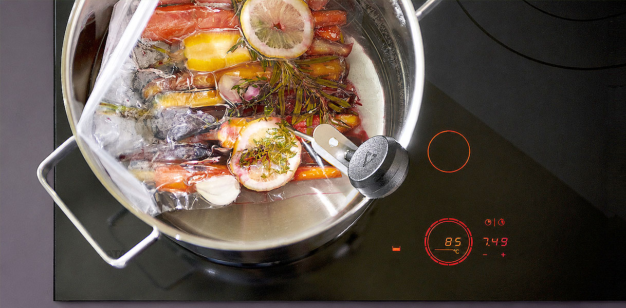 ATAG inductie kookplaat met Celsius Cooking display dat de temperatuur op 85 graden toont bij een pan