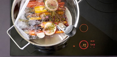 ATAG inductie kookplaat met Celsius Cooking display dat de temperatuur op 85 graden toont bij een pan