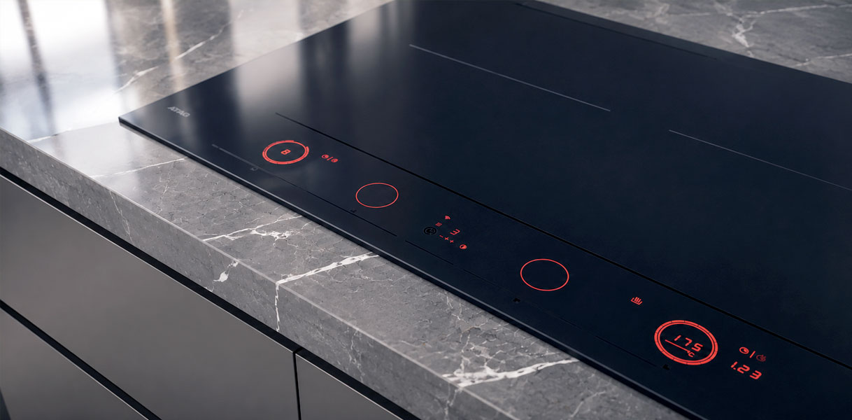 ATAG inductie kookplaat van bovenaf met drie bedieningsniveaus van slider tot touchscreen zichtbaar