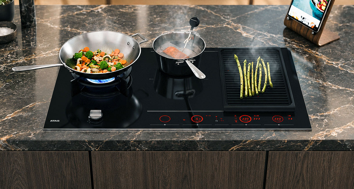 Wokpan met groenten op de brandende wokbrander van een ATAG gaskookplaat
