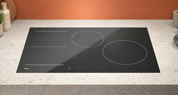 ATAG inductiekookplaat met ronde zones en flexzone in een licht stenen werkblad