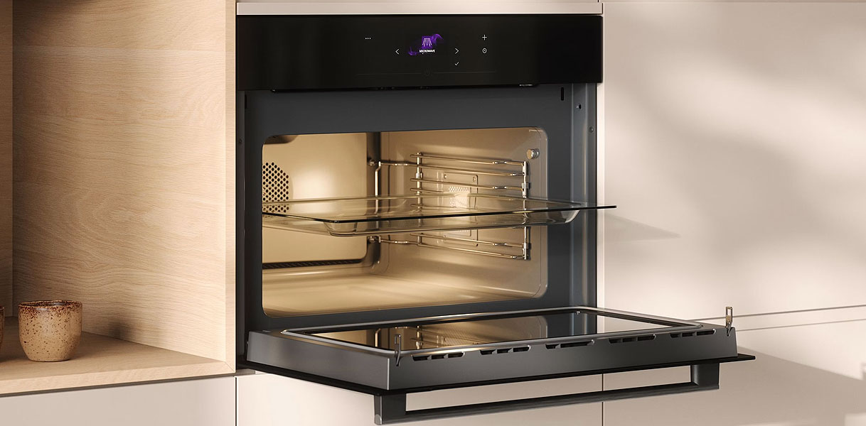 ATAG magnetron 6-serie in Black Glass met open ovendeur en meerdere inschuifniveaus