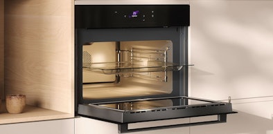 ATAG magnetron 6-serie in Black Glass met open ovendeur en meerdere inschuifniveaus