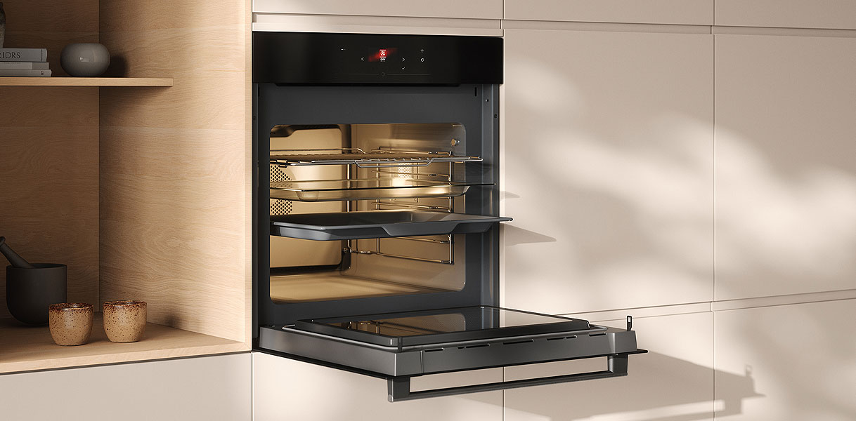 ATAG 6-serie inbouw magnetron in Black Glass met open deur in lichte houten keuken