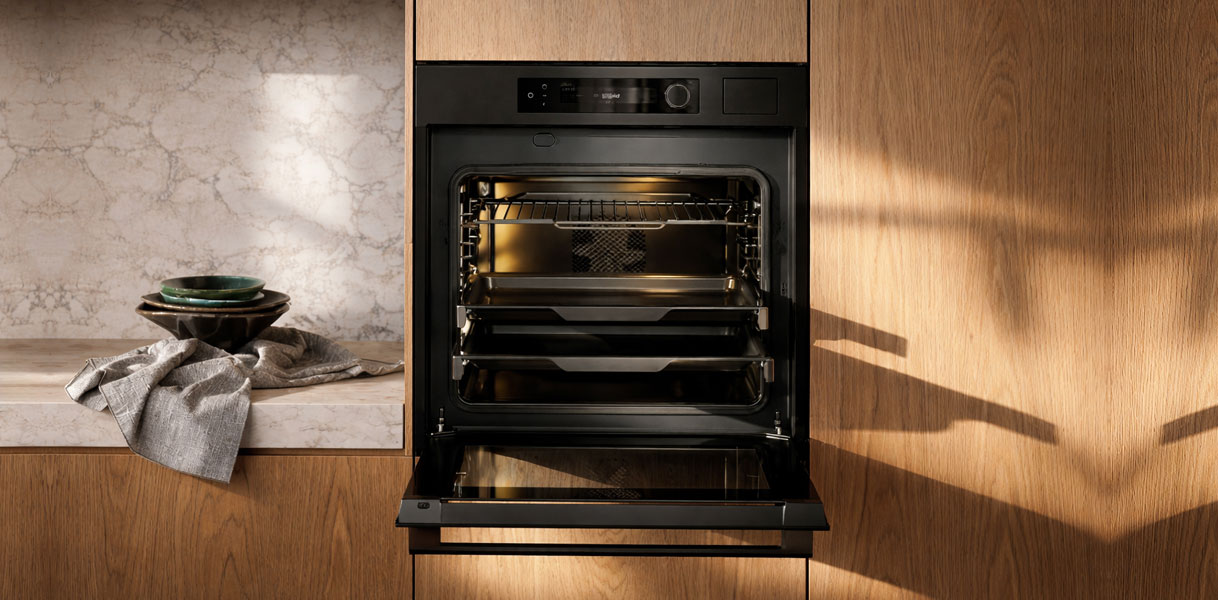 ATAG 8-serie inbouw magnetron in zwart met open deur in moderne houten keuken