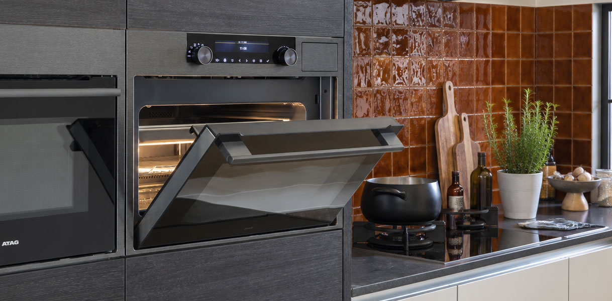 ATAG MATRIX magnetron in Black Steel ingebouwd in een donkere moderne keuken