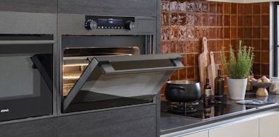 ATAG MATRIX magnetron in Black Steel ingebouwd in een donkere moderne keuken