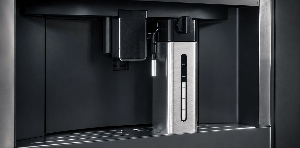 Uitneembare melkthermoskan van RVS in een ATAG koffiemachine die de melk langer koel houdt