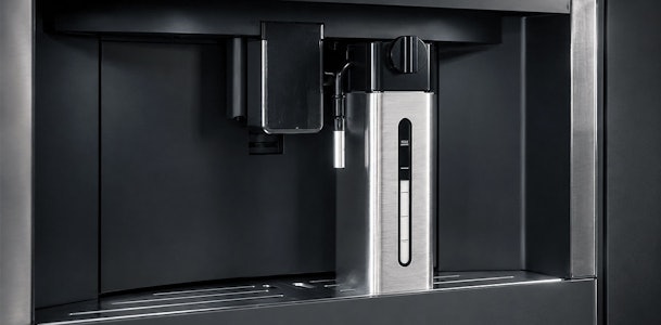 Uitneembare melkthermoskan van RVS in een ATAG koffiemachine die de melk langer koel houdt