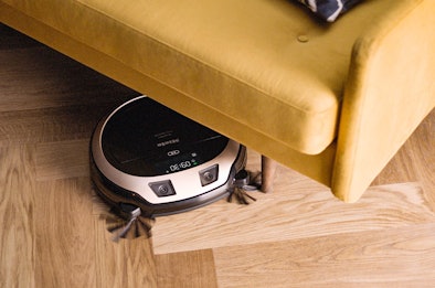 Automatisch stofzuigende robotstofzuiger.