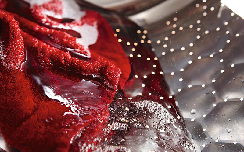 Miele wasmachine trommel met Automatische pluisverwijdering technologie en rood textiel