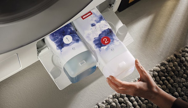 Automatische wasmiddeldosering met twee reservoirs voor wasmiddel en wasverzachter