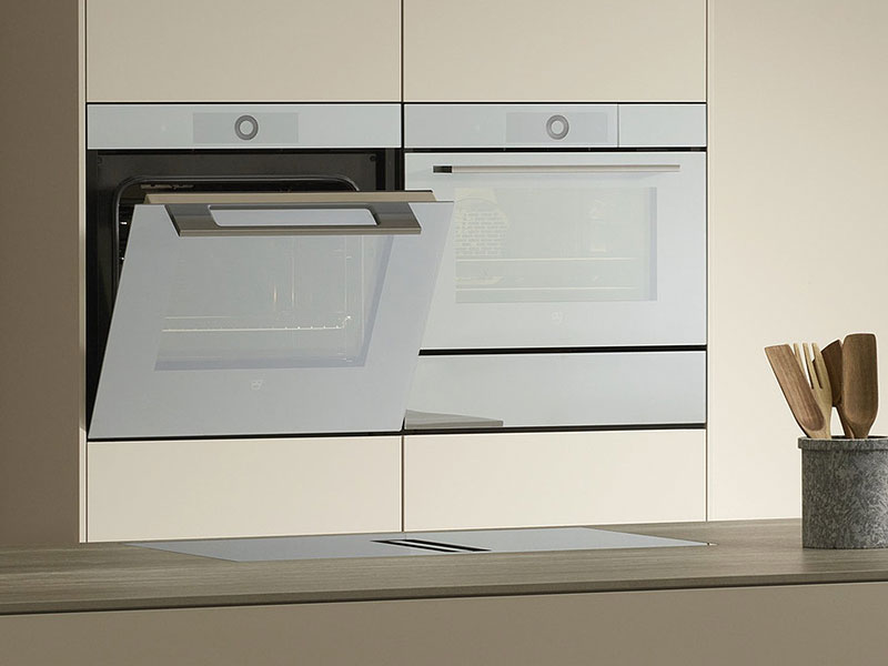 V-ZUG bakoven met AutoDoor technologie geopend in moderne keuken met spiegelglas front
