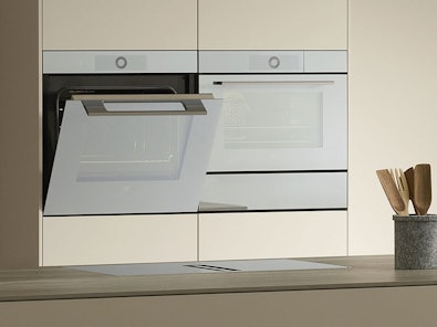 V-ZUG bakoven met AutoDoor technologie geopend in moderne keuken met spiegelglas front